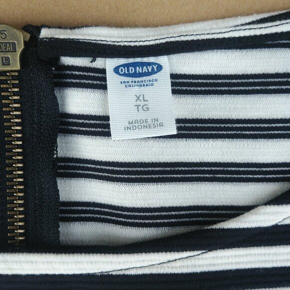 Old Navy Black and White Striped Long Sleeve Dress - Picture 10 of 13